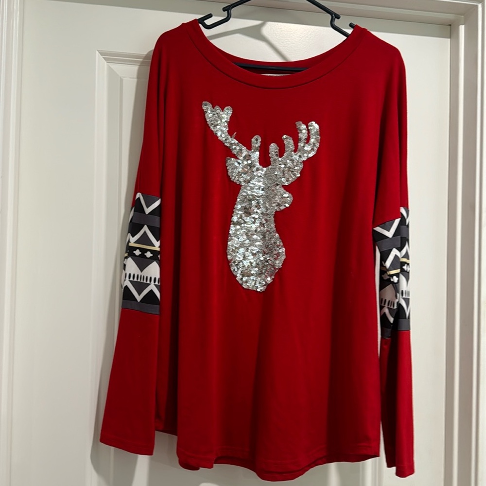 Women’s Large long sleeved stretchy top. Super comfortable and stretchy.